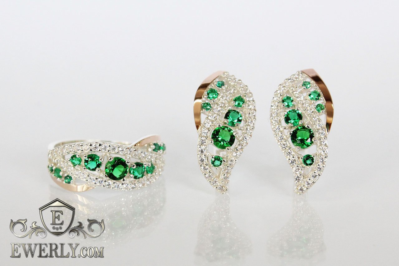 Кольца сережки серебристые с зелеными камешками